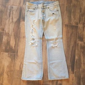 Light wash destroyed jeans